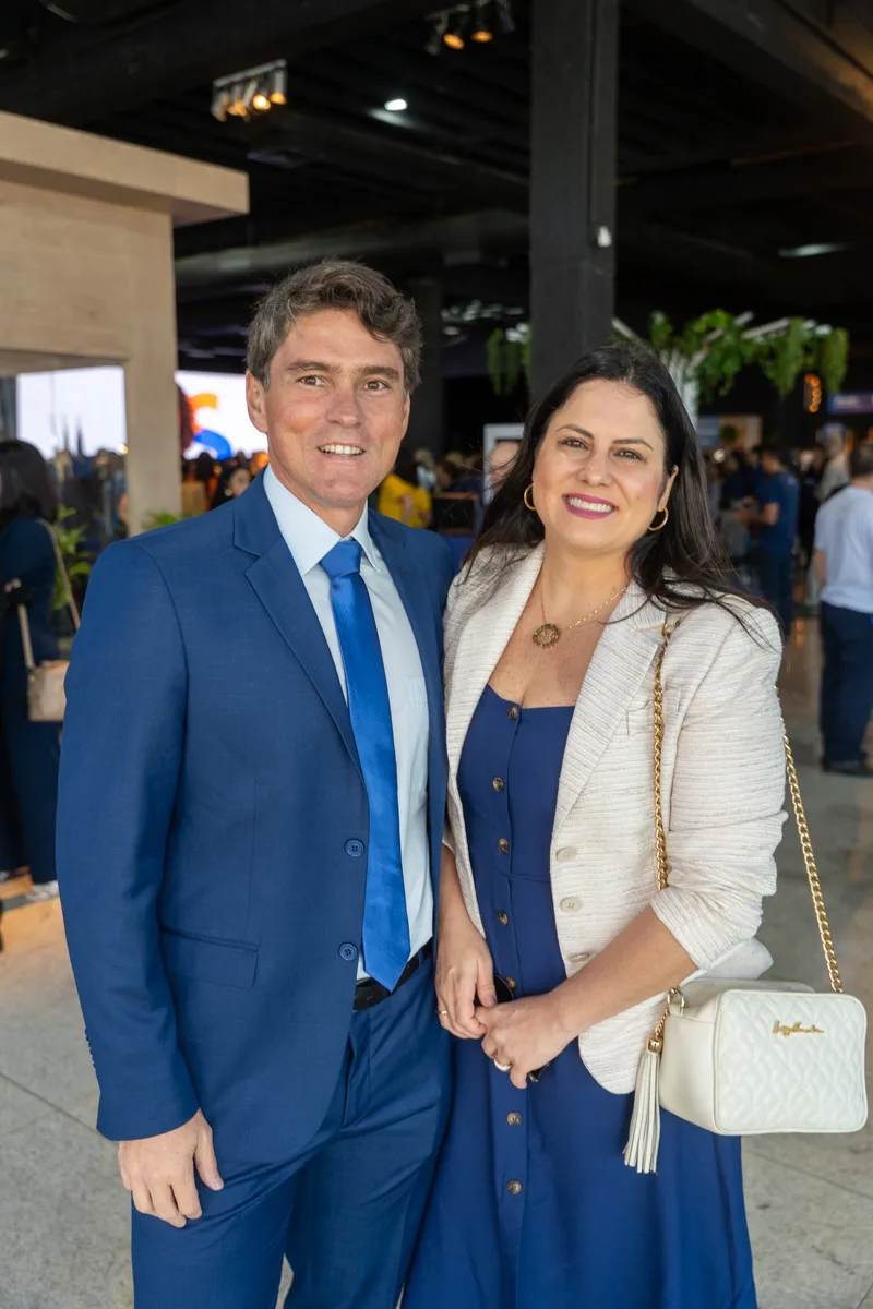 Elson Conde Filho e Aline Bravim