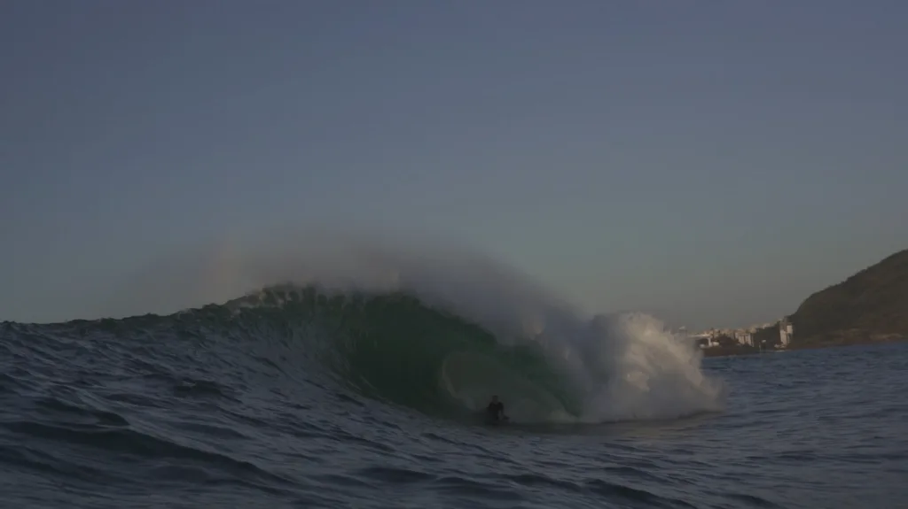 Sessão de surfe de ondas grandes no pico chamado de 2012, em Vila Velha