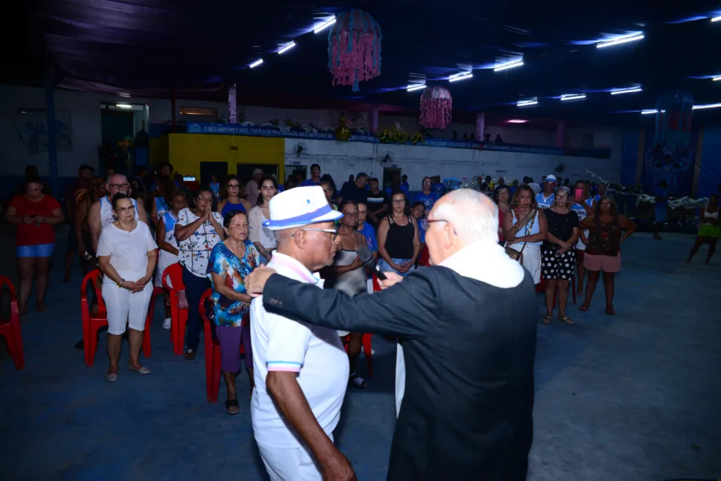Padre abençoa a Novo Império