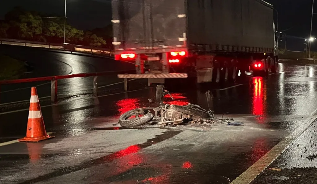 Motociclista morreu após ser atingido por caminhão 

Úrsula Ribeiro/TV Vitória