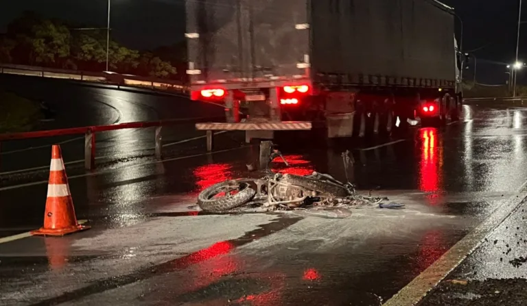 Motociclista morreu após ser atingido por caminhão 

Úrsula Ribeiro/TV Vitória