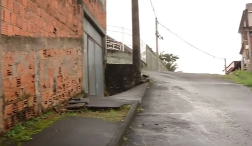 Idoso bateu com o carro neste muro em uma ladeira do bairro Vista Mar. Foto: Reprodução/ TV Vitória