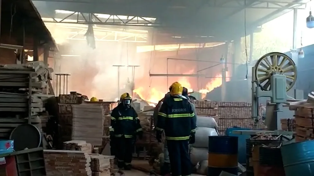 Fabrica de moveis é tomada pelas chamas em colatina