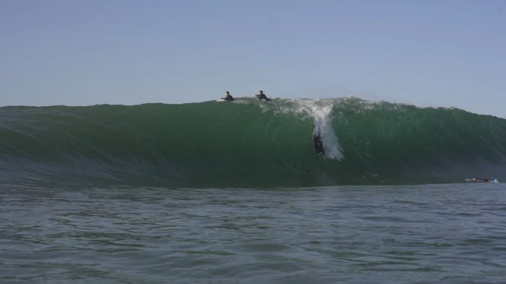 Sessão de surfe de ondas grandes no pico chamado de 2012, em Vila Velha