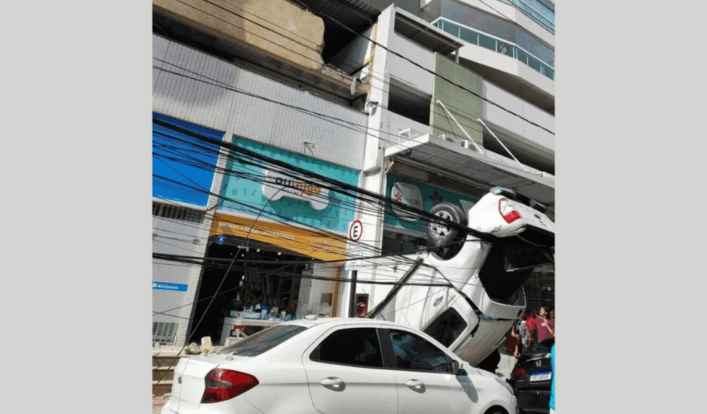 carro cai na praia da costa