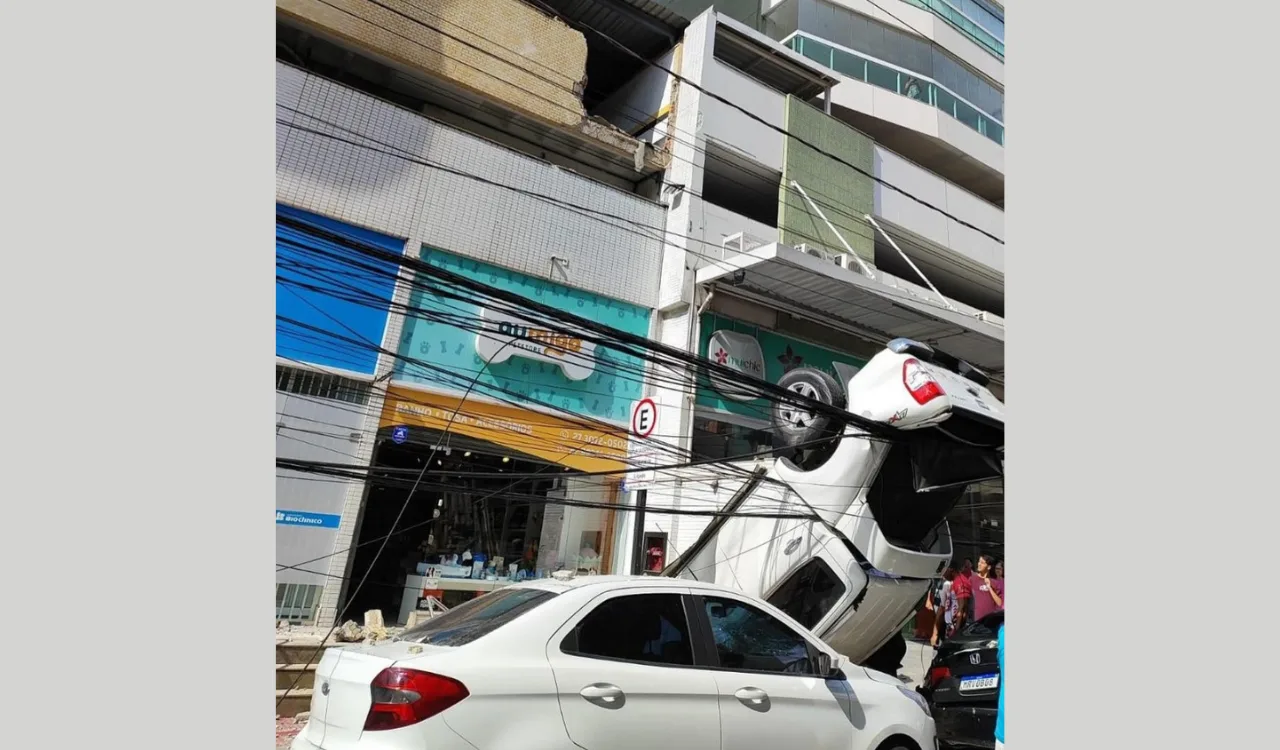 carro cai na praia da costa
