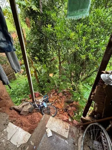 Terra desliza e interdita parcialmente estrada em Guaçuí