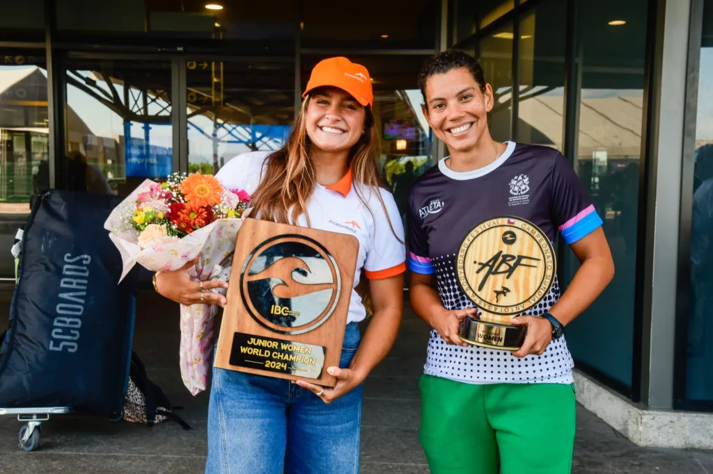 Luna Hardman é recebida com festa no aeroporto após conquistar o bicampeonato mundial