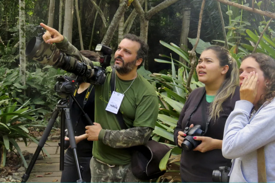 Ações de incentivo à observação da natureza Pessoas participam de atividades ao ar livre para observar e fotografar a biodiversidade local