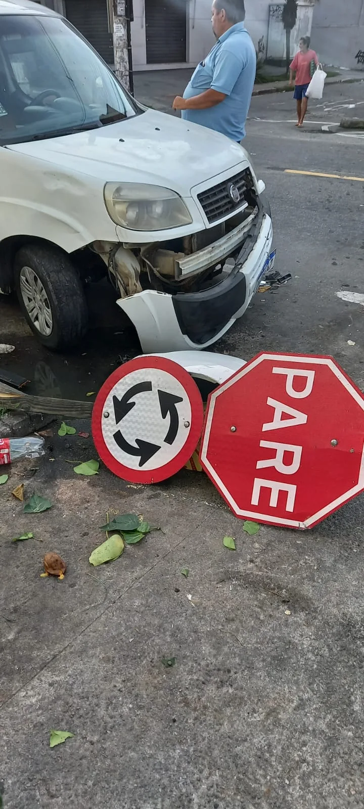 Carro em alta velocidade invade contra mão, bate em três carros e motorista foge logo em seguida