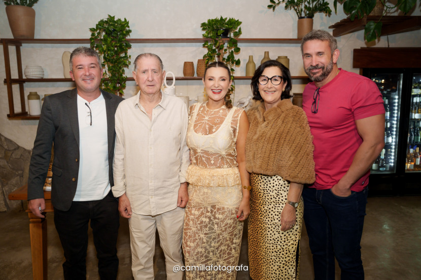Com pais e irmãos