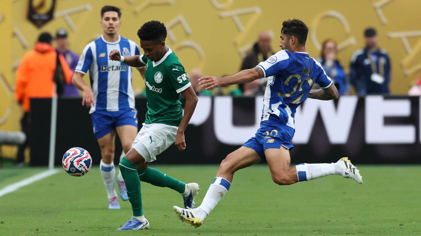 Copa do Mundo de Clubes da FIFA: Palmeiras x Porto-POR (15/06/2025)
O jogador Estêvão, da SE Palmeiras, disputa bola com o jogador do FC Porto, durante partida válida pela fase de grupos, da Copa Mundial de Clubes da FIFA, no Metlife Stadium. (Foto: Cesar Greco/Palmeiras/by Canon)