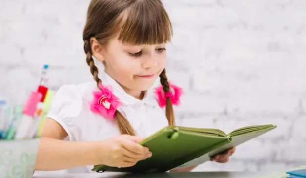 Menina lendo em ambiente tranquilo leitura livro conhecimento educação