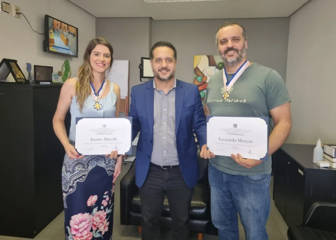 Iasmin Macedo recebe a Comenda Augusto Ruschi ao lado do deputado Gandini e de Leonardo Merçon