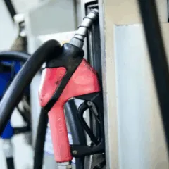 Desde o fim de 2022, os preços da gasolina para as distribuidoras foram reduzidas em R$ 0,22/litro. Foto: Marcello Casal jr/Agência Brasil