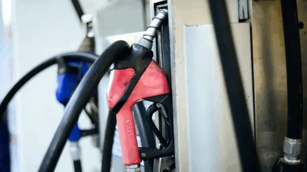 Desde o fim de 2022, os preços da gasolina para as distribuidoras foram reduzidas em R$ 0,22/litro. Foto: Marcello Casal jr/Agência Brasil