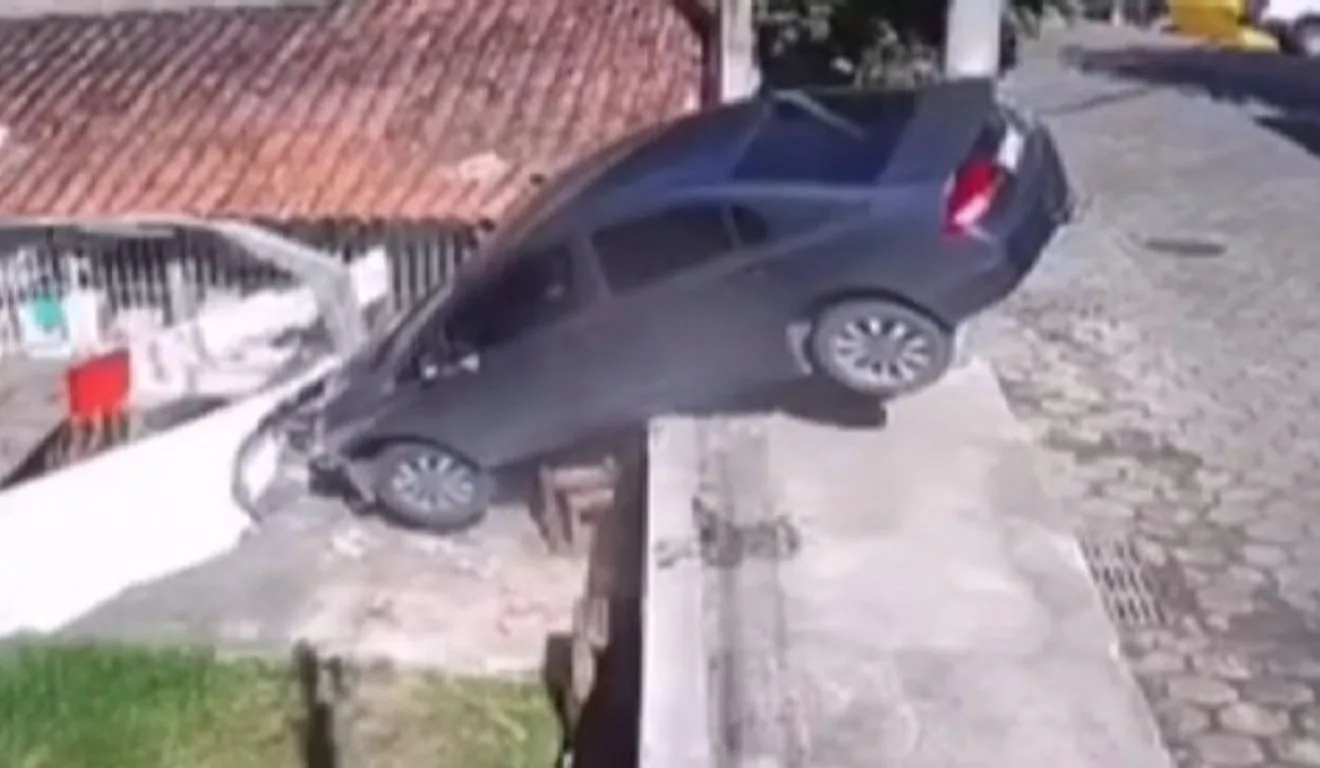 Carro ficou pendurado sobre o espaço da pizzaria. Foto: Reprodução/TV Vitória