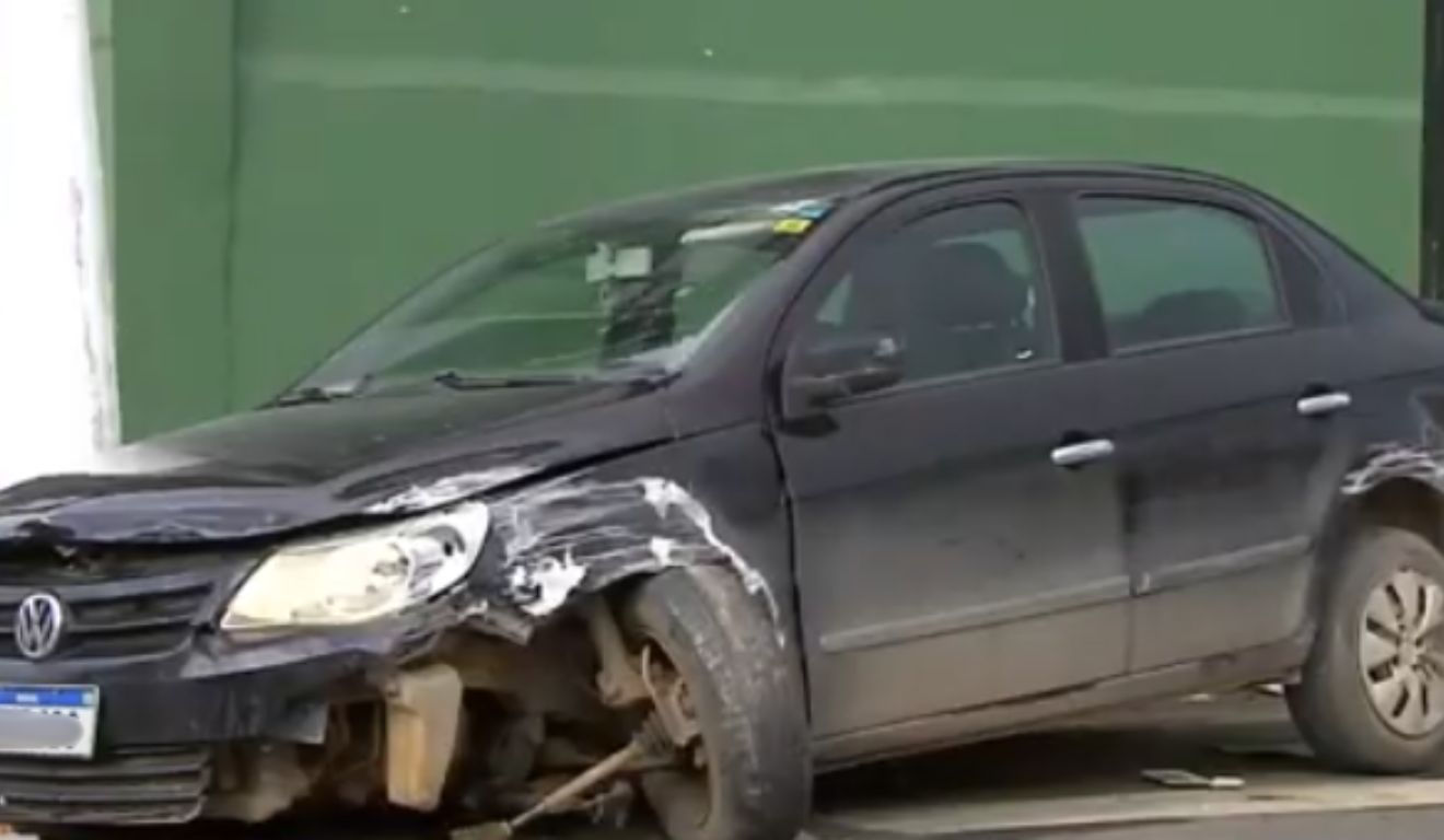 Carro danificado na frente e na roda após acidente. Foto: Reprodução/TV Vitória