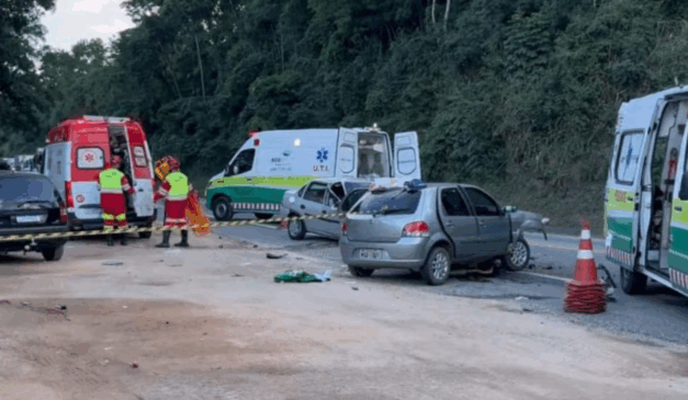 Acidente na BR-101 com dois carros deixa uma pessoa morta