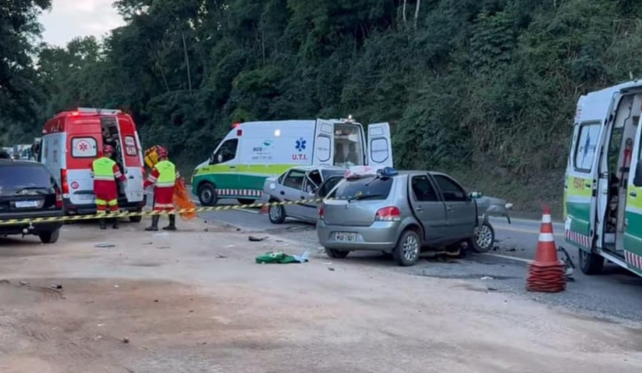 Acidente na BR-101 com dois carros deixa uma pessoa morta Acidente na BR-101 com dois carros deixa uma pessoa morta