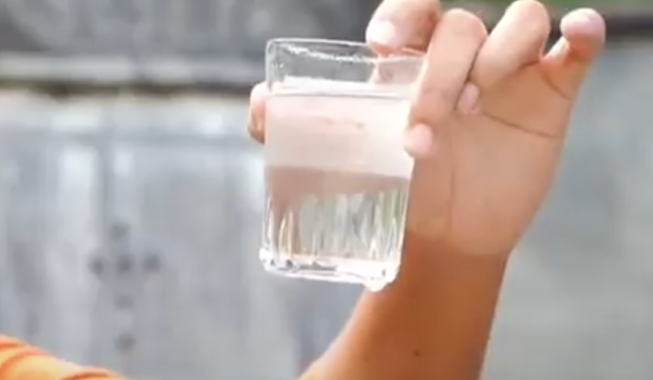 Água cristalina retirada do túmulo