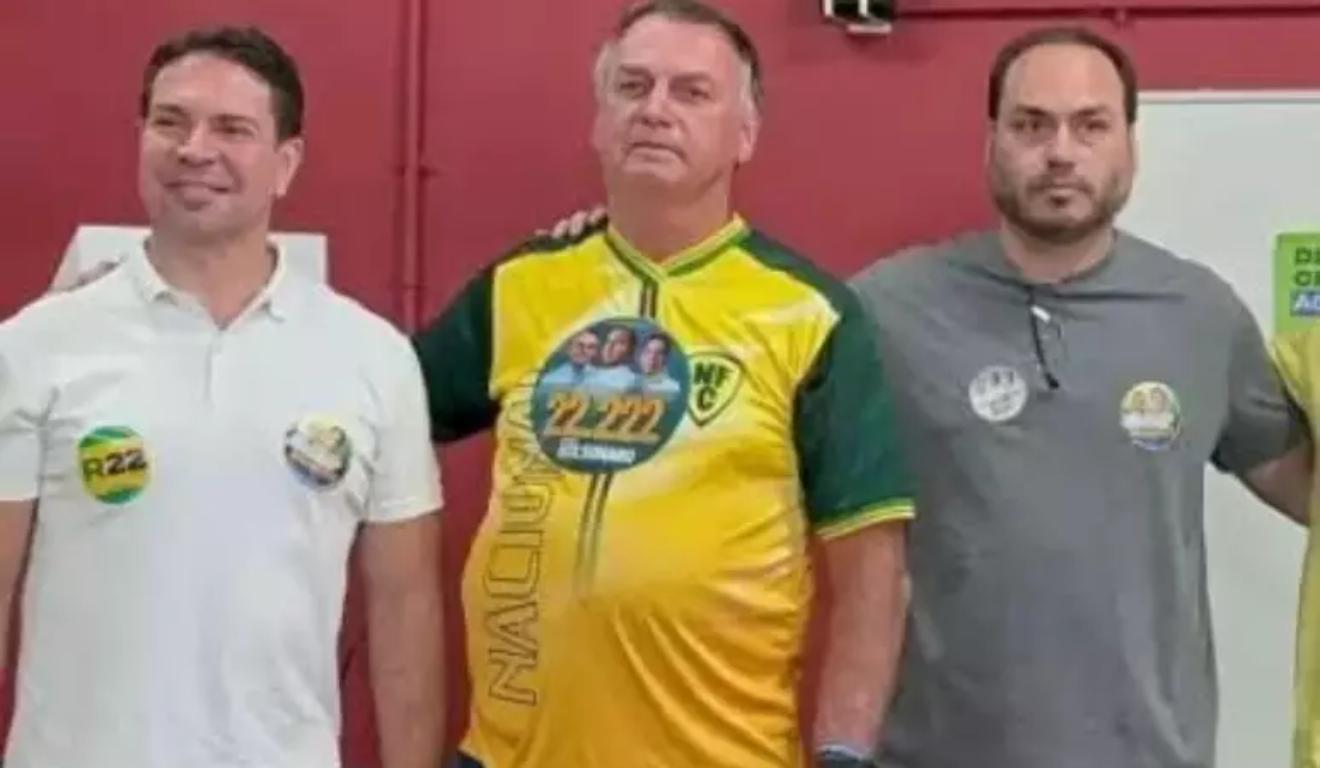 Alexandre Ramagem, Carlos e Jair Bolsonaro Alexandre Ramagem, Carlos e Jair Bolsonaro
