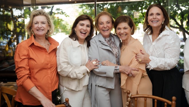 50 amigas tão bacanas quanto a aniversariante celebrando a vida juntas