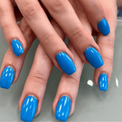Unhas pintas de azul (Foto: Meta IA)
