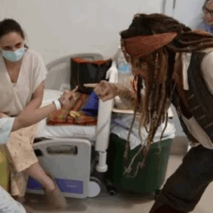 Jonnny Depp se veste de Jack Sparrow (Foto: Reprodução redes sociais)