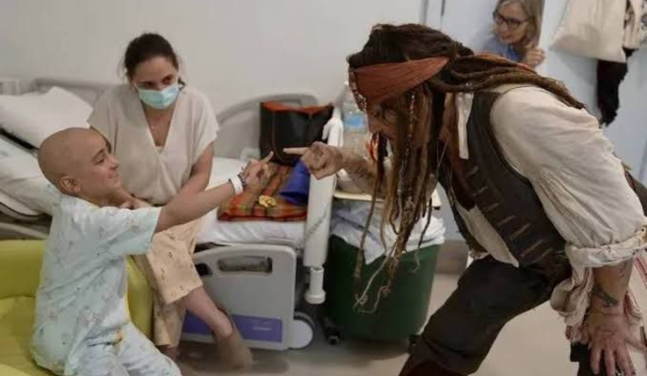 Jonnny Depp se veste de Jack Sparrow (Foto: Reprodução redes sociais)