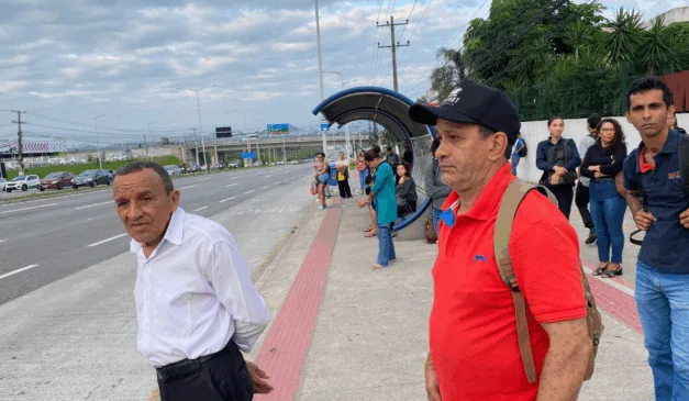 ponto de ônibus cheio