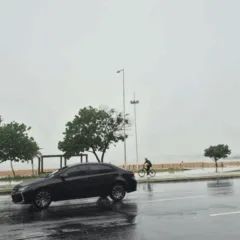 Chuva e tempo nublado na orla de Camburi