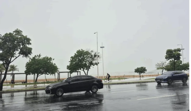 Chuva e tempo nublado na orla de Camburi