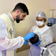 O bebê está internado e recebeu o batismo ao lado dos pais

Reprodução/Sesa