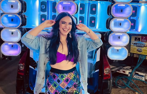 Cantora de forró Faby Bezerra