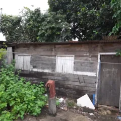 Mãe de seis filhos recebe apoio para construir nova casa