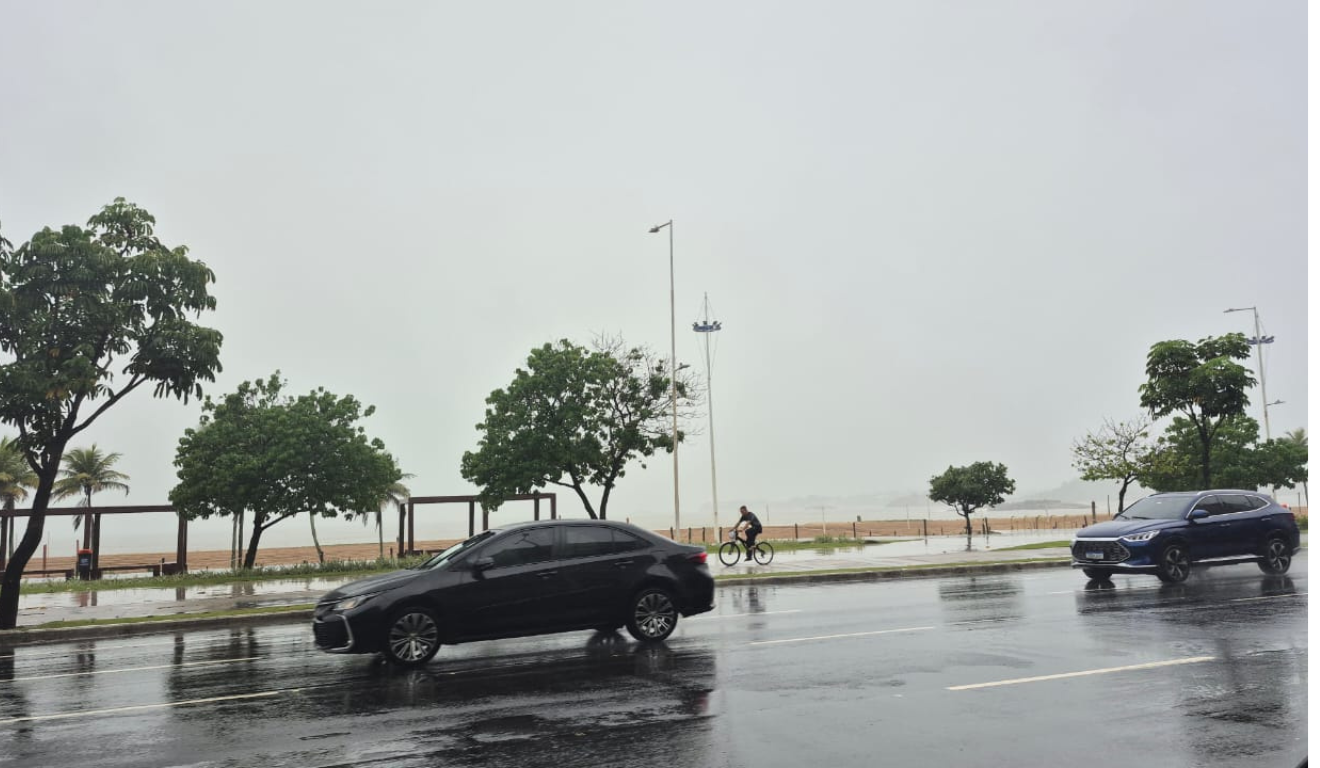 Chuva e tempo nublado na orla de Camburi