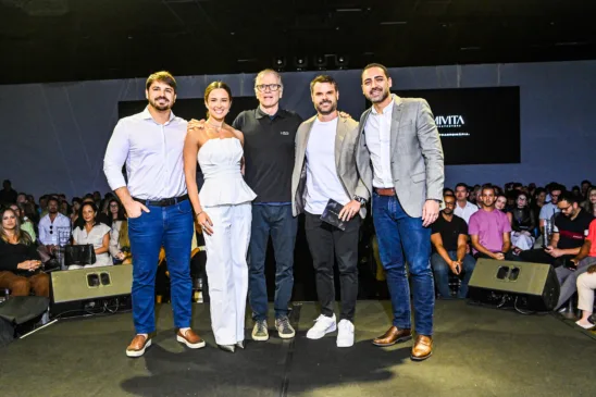 Thiago Campagnaro, Livia Giacomin, Renan Machado e André Pretti, sócios e diretores da Mivita, com o treinador de vôlei Bernardinho durante a edição especial do Mivitalks