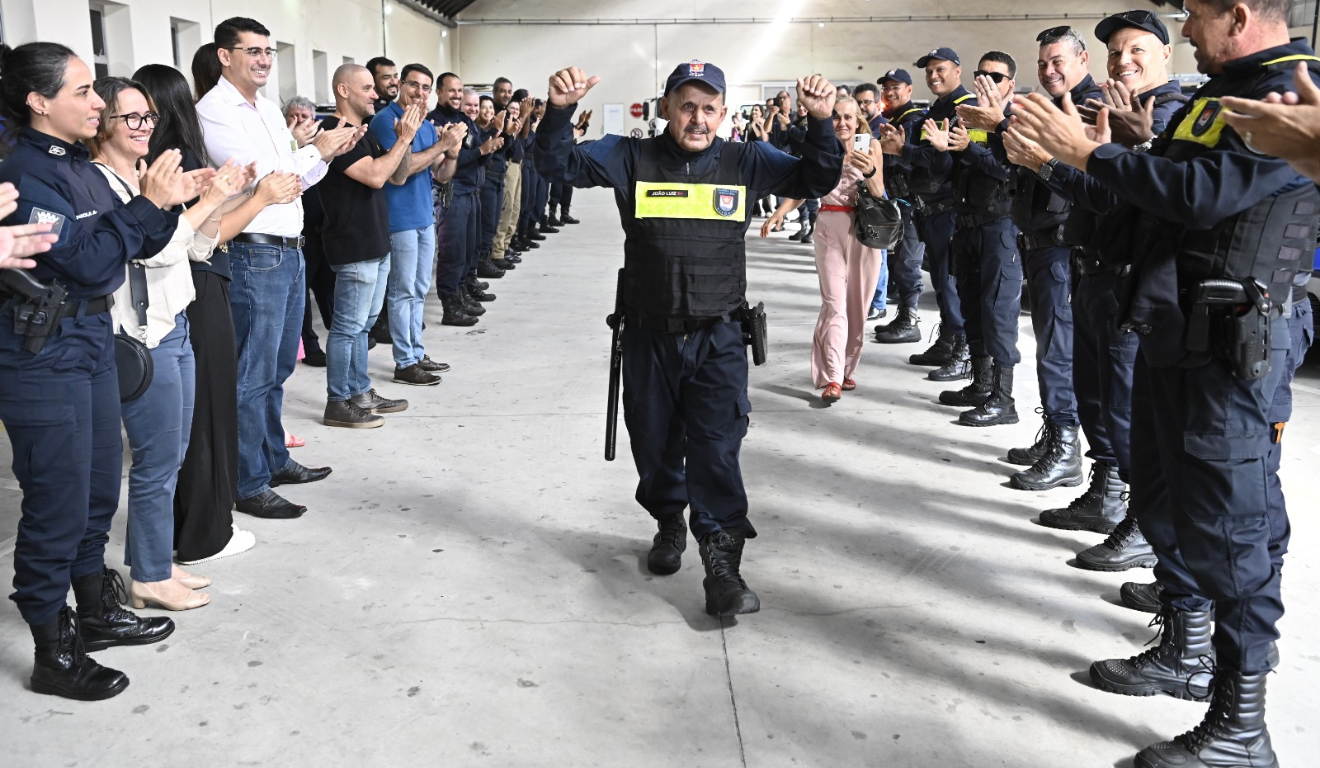 Guarda Municipal aposenta e é homenageado