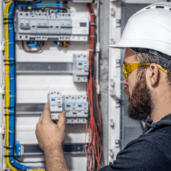 O processo seletivo do curso de eletricista é composto por: prova teórica e prática, avaliação psicossocial e entrevista. Foto: Freepik
