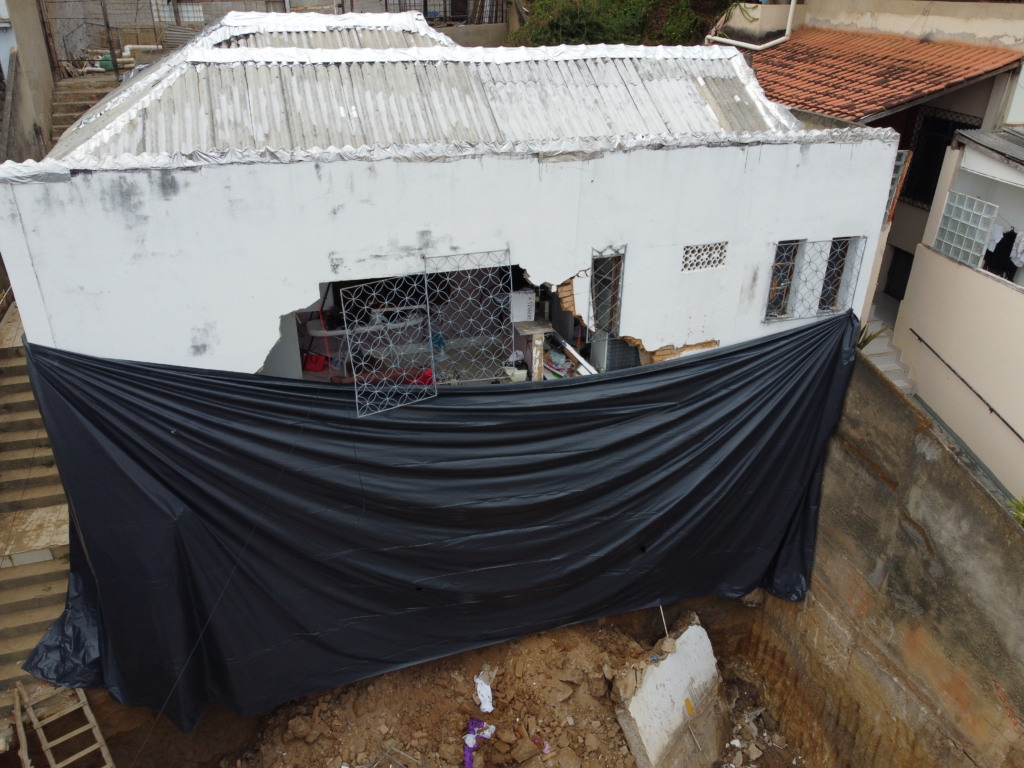 Parte de casa desaba em Colatina (Foto: Prefeitura de Colatina)