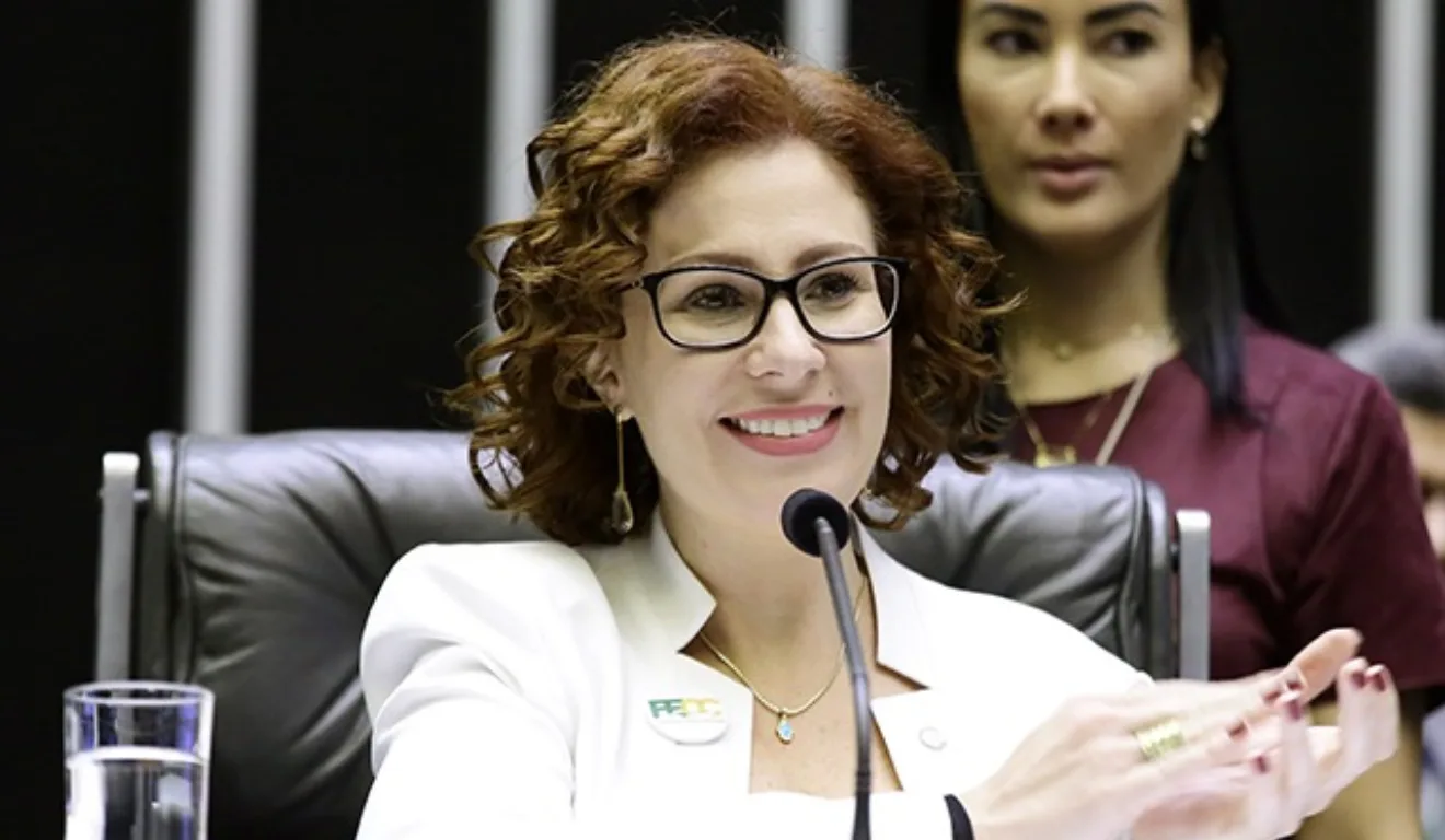 A dpeutada federal Carla Zambelli, condenada a 10 anos de prisão