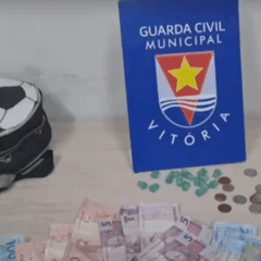 Dinheiro e pedras de crack encontrados com os suspeitos