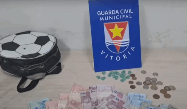 Dinheiro e pedras de crack encontrados com os suspeitos
