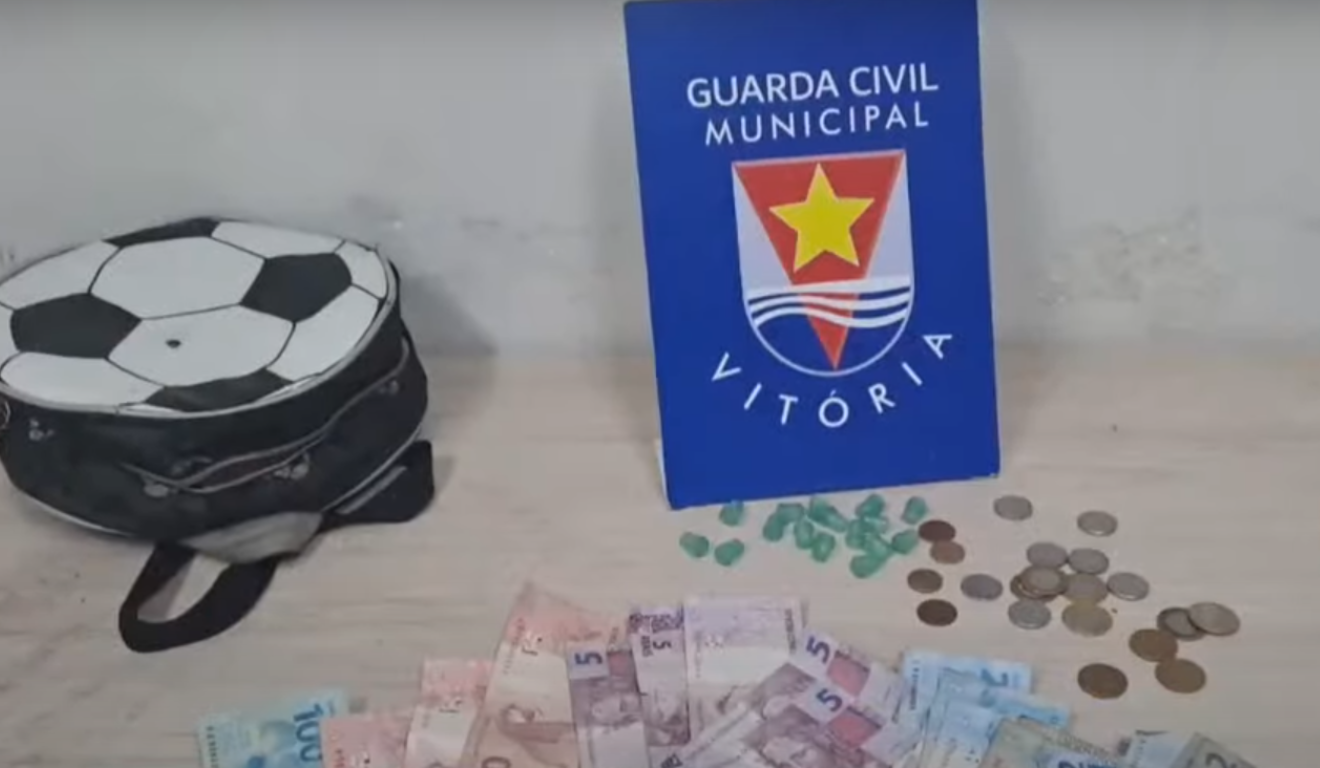 Dinheiro e pedras de crack encontrados com os suspeitos