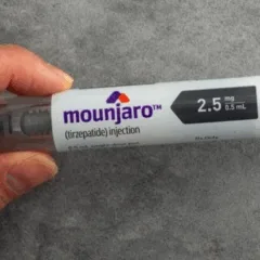 Caneta Mounjaro para tratamento de obesidade MKPhoto12/Shutterstock