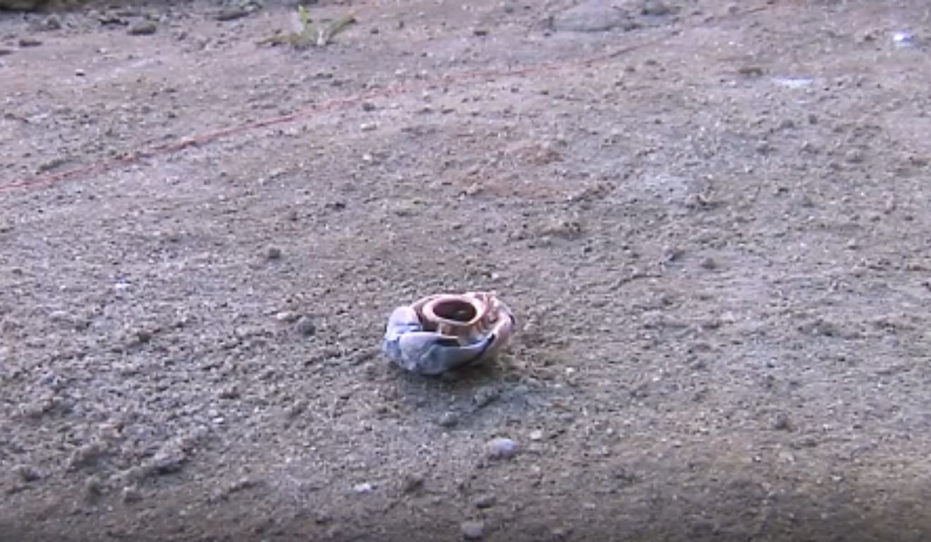 Cápsula de projétil ficou no local onde o homem foi assassinado. Foto: Reprodução/TV Vitória