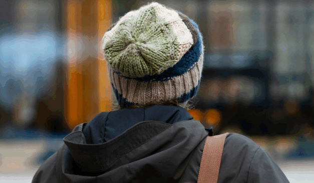 Homem com casaco de frio