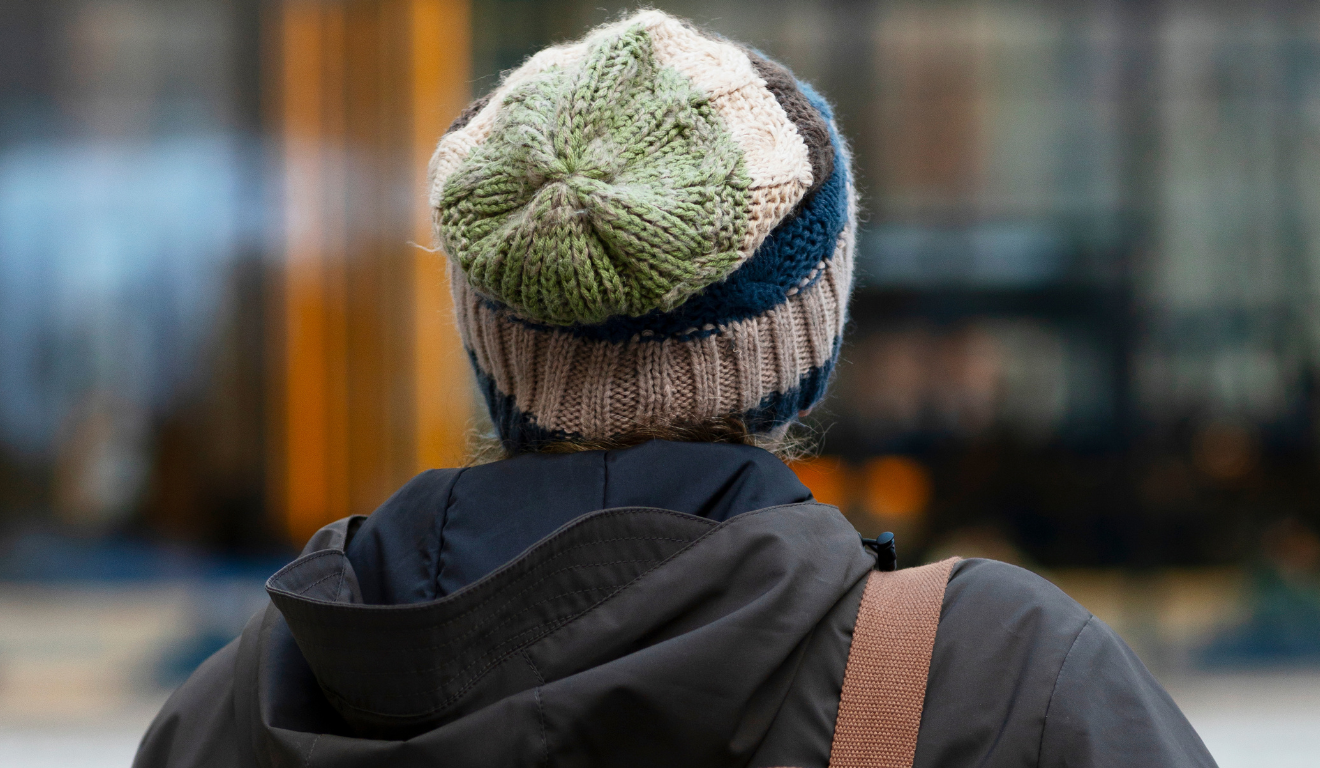 Homem com casaco de frio