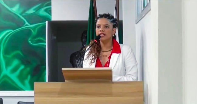 Vereadora Açucena durante sessão na Câmara de Cariacica (foto: reprodução vídeo)